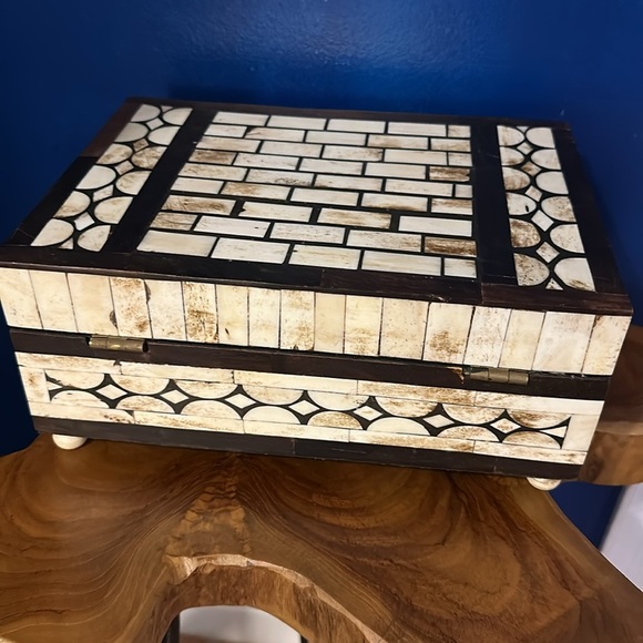 NWOT Home Decoration Wood Bone Inlay
Elegant Black & Cream Storage Jewelry Box - Picture 5 of 6